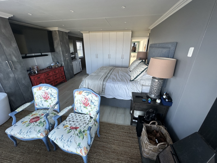 6 Bedroom Property for Sale in Reebok Western Cape